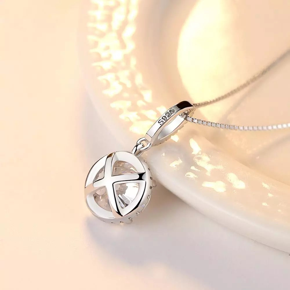 STUNNING SHINY NECKLACE