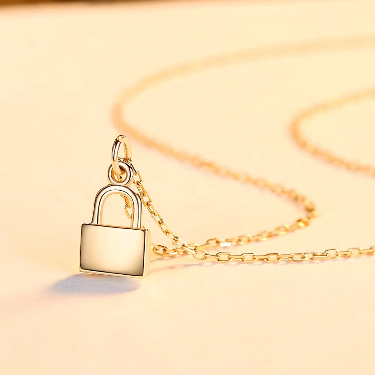 LOCK PENDANT NECKLACE